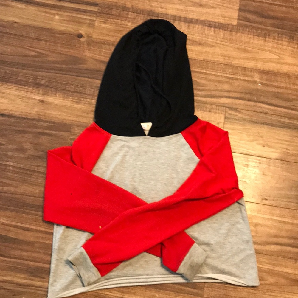 It is a cropped hoodie with pockets.